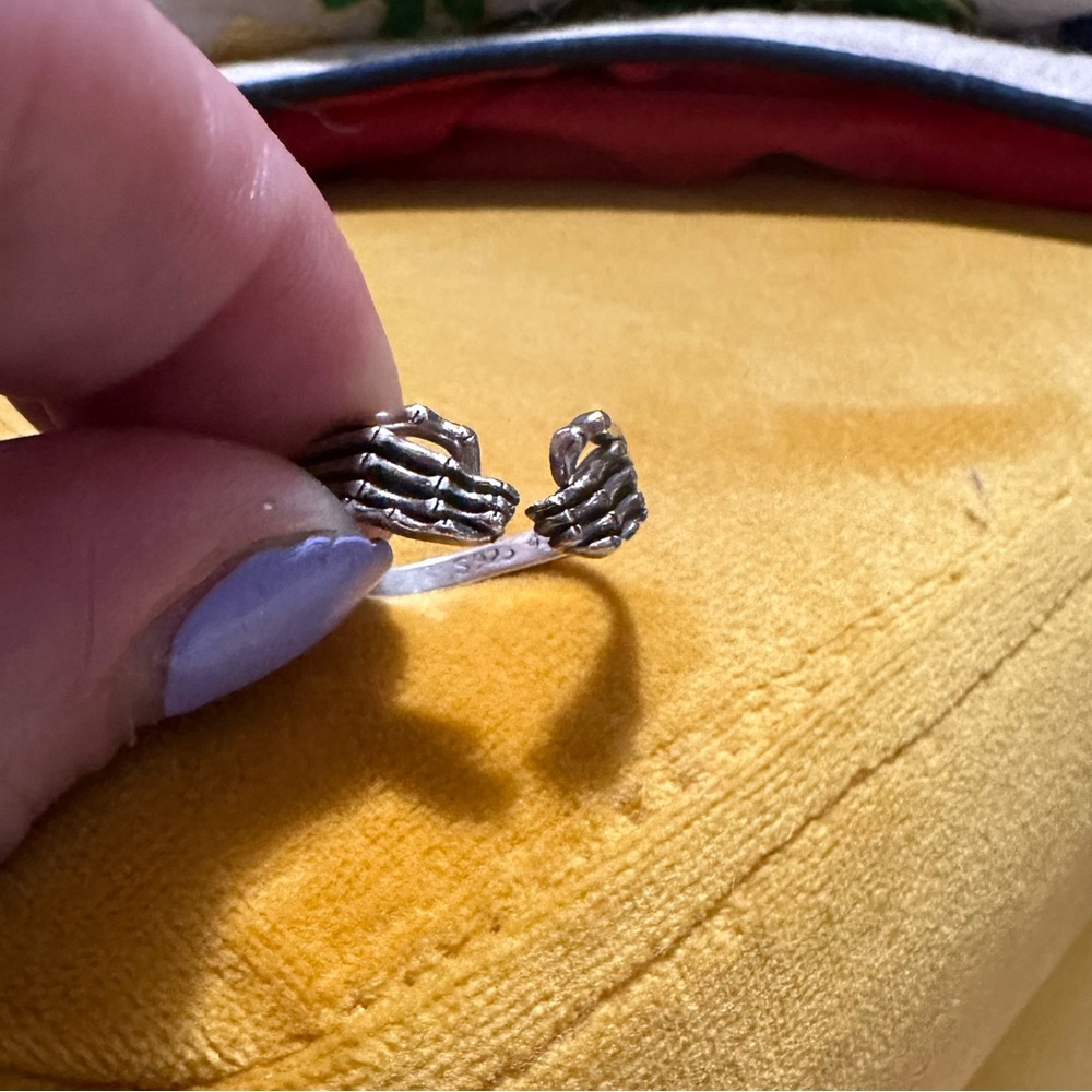 💀💀Sterling SKELETON hands ring💀 - Picture 2 of 2